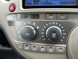 使い勝手のいいマニュアルエアコンです。ダイヤルを回すだけの簡単操作なので運転中でもスムーズに温度調節が出来ます。