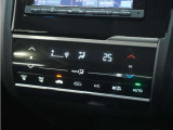 ◆オートエアコン装備◆ お好みの温度を設定をするだけで、後は、自動で風量を調節してくれます!快適にドライブが楽しめます。