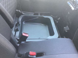 助手席下は大きな収納スペースになっています。スニーカーもすっぽり入ります。