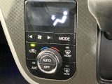 【オートエアコン】選択した温度に室内温度を自動的に調整してくれます。快適にドライブできますよ♪