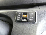 電動スライドドアのスイッチで車内からもスライドドアの開閉ができます。イージークローザー機能で半ドアになることも防止してくれます。