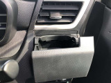 運転席用・助手席用と2つのカップホルダーを装備しています。ドリンクだけでなく、色々な小物の置き場所としても大変便利です。