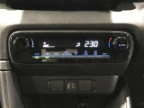 【オートエアコン】一度お好みの温度に設定すれば、車内の温度を検知し風量や温度を自動で調整してくれます。