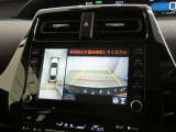 【全周囲モニター】車を上空から見下ろしたような映像をカーナビ画面に映し出し、車庫入れや縦列駐車をサポートしてくれます。