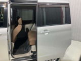 左側電動スライドドアは、子供の送り迎えの際に運転席からドアの開閉ができるので便利です。ルーフが高いので乗り降りもしやすいです♪