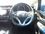 握りやすいステアリングホイールです。オーディオ操作もハンドルを握ったまま行うことが出来ます!