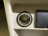 【シガーソケット(アクセサリーソケット)】車内で利用する電気製品の電源として広く利用できます!アダプターを入れることで、スマートフォンの充電なども可能です!