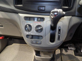 インパネシフトなので、操作がしやすく足元もすっきり!