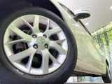 【純正15インチアルミホイール】外観にマッチした純正アルミホイールを装着しております。各種社外アルミホイールや、スタッドレスタイヤも取扱いしております。是非ご相談ください♪
