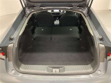 後席シートを前に倒すと十分なスペースを確保できます。分割式なので後席の片方に乗車しながらスキーやゴルフバックなど尺の長い荷物も積み込めます。