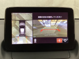 狭い場所での駐車やすれ違いなどでより的確な運転操作に役立つ360&deg;ビューモニターが装備されています。