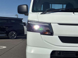 【LEDヘッドライト】LEDヘッドライトは、低消費電力で明るく、遠くまで照らす先進ライト。夜間走行時の視認性を高め、安全で快適なドライブをサポートします。
