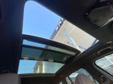 ●パノラマサンルーフ:開放感たっぷりの希少装備、サンルーフが装着されています!車内に明かりを取り入れたり景色を楽しむ以外にも、車内の空気も簡単に換気できて快適です!