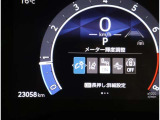 とっても見やすいメーターです。夜間時はラグジュアリーな気分にさせてくれる照明が魅力ですので、夜のドライブも楽しみになりますよ♪