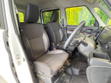運転席まわりには十分なスペースがあり、大柄な方でもゆったり運転していただける環境です。