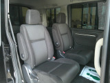 2列目シートのお写真です。 大人が座っても広々としております。