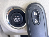 【キーレススタートシステム】カバンやポケットに入れたままでもドアの施錠・解錠が可能なスマートキーを装備。エンジンのオン・オフ時もカギを取り出す必要が無いからとっても便利です♪