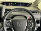 ステアリング右手側に安全運転支援機能のホンダセンシングをコントロールするスイッチ、左手側にオーディオ関連のコントロールスイッチを配置、視線を逸らすことなく運転に集中できます