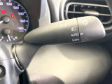 【オートライト】周りの明るさに応じて自動でヘッドライトの点灯・消灯ができる機能です!ライトの付け忘れ・消し忘れなどが無くなり、雨の日や夕方の走行も安心!トンネル通過時も便利ですね♪