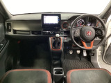 車内は光触媒抗菌消臭施工済です。スタイリッシュなデザインでスポーティなインパネ周りを演出します。グローブボックスやカップホルダーのほかにトレーなどたくさんの収納スペースが付いています。