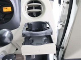 運転席には便利なとことにカップホルダーがついてます。