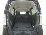 2列目シートを倒すことで、大変広いラゲッジスペースとなります。大きな荷物を積んだりと様々な用途にご利用いただけます。