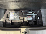 トランクルームのフタを開けると付属の車載工具がございます(^^) 必要に応じて買い足していただくことも可能です!