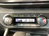 【オートエアコン】一度お好みの温度に設定すれば、車内の温度を検知し風量や温度を自動で調整。暑い&hellip;寒い&hellip;と何度もスイッチ操作をする必要はありません。快適な車内空間には必須の機能ですね♪