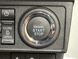 エンジンスタートボタンです。キーが車内にあれば、エンジンの始動・停止はブレーキを踏んでスイッチを押すだけ!キーを取り出す手間を省き、ワンプッシュでエンジンを操作するので簡単でスムーズです。