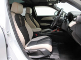 ゆったり大きくサポートも深いフロントシートです。室内はクリーニング済みです。