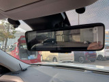 スマートルームミラー。車両後方のカメラ映像をミラー面に映し出して、いつでもクリアな後方視界を確保します。