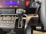 自然に手が届き、操作性の良いインパネシフトに、パーキングブレーキは、フットブレーキタイプなので、運転席と助手席の間はすっきりしています。