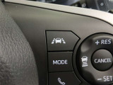 レーンキープコントロール搭載:車線の中央付近を安定して走行するよう車線から外れそうになった時に警告を出したり、ステアリングを調整して車線内に戻す装備です