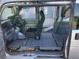 助手席を含めてフラットにシートが畳めるので、車中泊なんかにいいですね。