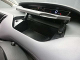 運転席ダッシュボード上部にも便利な収納スペースがあります