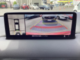 360&deg;ビューモニター&フロントパーキングセンサーを装備。車両の前後左右に備えた4つのカメラを活用し、車両を上から俯瞰したような映像を表示し駐車やすれ違いなどでの運転をサポートします。