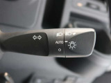 周囲が暗くなると自動でヘッドライトを点灯するオートライト機能付き。周囲が明るくなると自動で消灯します。