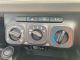 使い勝手のいいマニュアルエアコンです。ダイヤルを回すだけの簡単操作なので運転中でもスムーズに温度調節が出来ます。
