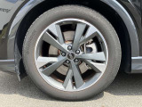 20インチ純正アルミホイール装備 全車両に標準装備の純正アルミホイールは、純正ならではのバランスの良いデザインと、走行安定性をお楽しみ頂けます。