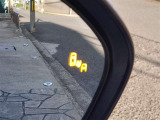 {ブラインドスポットモニター}隣の車線を走る車両をレーダーで検知し、ドアミラーに搭載されたLEDインジケーターが点灯し注意を喚起してくれます。