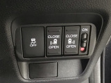 【両側パワースライドドア】両側がパワースライドドアになっており、運転席のスイッチやスマートキーでも開閉が可能です!開口部も広いので乗り降りも楽々♪
