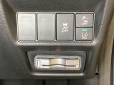 Hondaセンシング用の、VSA(ABS+TCS+横滑り抑制)解除と路外逸脱抑制機能などのオンオフスイッチはハンドルの右側に装備。その下にETCがついています。高速道路の料金所の通過も楽々です。