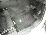 フロアマットも綺麗にクリーニングされています。尚、臭い・汚れ等には個人差がございますので、必ず現車確認下さいませ。