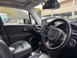 ステアリングを握ればJeepワールドが広がります。