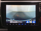 ギヤをR(バック)に入れるとナビの画面に後ろの映像が映るリアカメラ付です。後退時、コンディションが悪い視界でもカラーバックモニターがドライバーをサポートします。