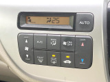 【オートエアコン】一度お好みの温度に設定すれば、車内の温度を検知し風量や温度を自動で調整。暑い&hellip;寒い&hellip;と何度もスイッチ操作をする必要はありません。快適な車内空間には必須の機能ですね♪
