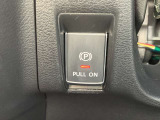 電動パーキングブレーキは指先だけで楽々操作。サイドブレーキがないので運転席周りもスッキリしますね