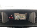 車の全周囲の画像が表示されます。運転席から見づらい個所なども、上空から見たような映像で確認できます。映像のきりかえも出来、後方確認だけでなく大変便利な機能です。