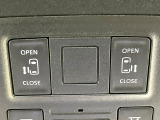 【両側パワースライドドア】スマートキーや運転席のスイッチで後席両側スライドドアの開閉が可能♪電動だから力を入れてドアを開ける必要が無く、小さなお子様でも簡単に開け閉めでき快適です♪
