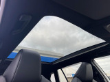 【ガラスルーフ】ガラスルーフ搭載で車内の解放感が一気にアップ!開放的なドライブをお楽しみいただけます。